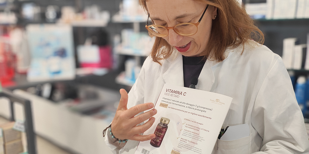 Innovazione scientifica e formulativa: in Farmacia arriva la nuova linea Prodeco Insyn® Siamo davvero orgogliosi di presentare ai nostri clienti una grande novità nel campo dell'integrazione alimentari: la nuova linea firmata Prodeco Pharma, sviluppata con l'esclusiva tecnologia Insyn®. Non si tratta di semplici integratori, ma del risultato di un lavoro di ricerca formulativa all'avanguardia. Spesso, infatti, l'efficacia di un principio attivo viene limitata dalla difficoltà del nostro organismo di assorbirlo correttamente o dalla sua rapida degradazione durante la digestione. La tecnologia Insyn® nasce proprio per superare questi limiti. Che cos'è la tecnologia Insyn®? L'esclusiva tecnologia Insyn® unisce l'efficacia degli ingredienti funzionali a specifici co-fattori formulati per lavorare in sinergia. Questo approccio avanzato permette di: Migliorare la biodisponibilità: calibra le tempistiche di assorbimento dei principi attivi. Proteggere i nutrienti: limita la degradazione degli ingredienti prima che raggiungano la loro destinazione. Veicolazione mirata: favorisce il trasporto dei principi attivi esattamente nelle aree dell'organismo dove vengono assorbiti e utilizzati al meglio. Una gamma completa per ogni esigenza La nuova linea comprende un'ampia scelta di formulazioni ad alta assimilazione, pensate per sostenere il tuo benessere a 360 gradi: Vitamine e minerali: come Vitamina B12, Complesso B, Vitamina D3 Vegan, Vitamina C (Masticabile e Retard) e Magnesio 8. Supporto e protezione: formulazioni con Bromelina, Coenzima Q10 Hydroactive, L-Teanina, Cortisol Ashwagandha, Astaxantina, GSEvo e Pro Collagen. La scienza al servizio della tua salute Scegliere un integratore non significa solo guardare i dosaggi, ma comprenderne la qualità chimica e la capacità reale del corpo di assimilarlo. Vuoi scoprire quale formulazione Prodeco Insyn® è più adatta alle tue necessità? Ti aspettiamo in Viale Cavour, 48 a Ferrara: i tuoi farmacisti di fiducia ti guidano verso la scelta migliore con consulenze personalizzate!